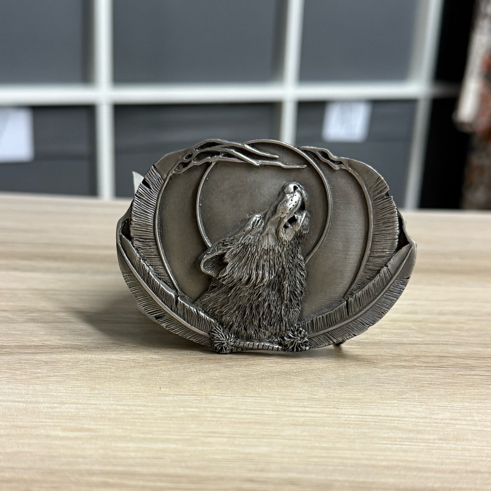 Siskiyou Buckle Co 1994 Pewter Howling Wolf and Feather 3” Belt Buckle - Picture 2 of 7